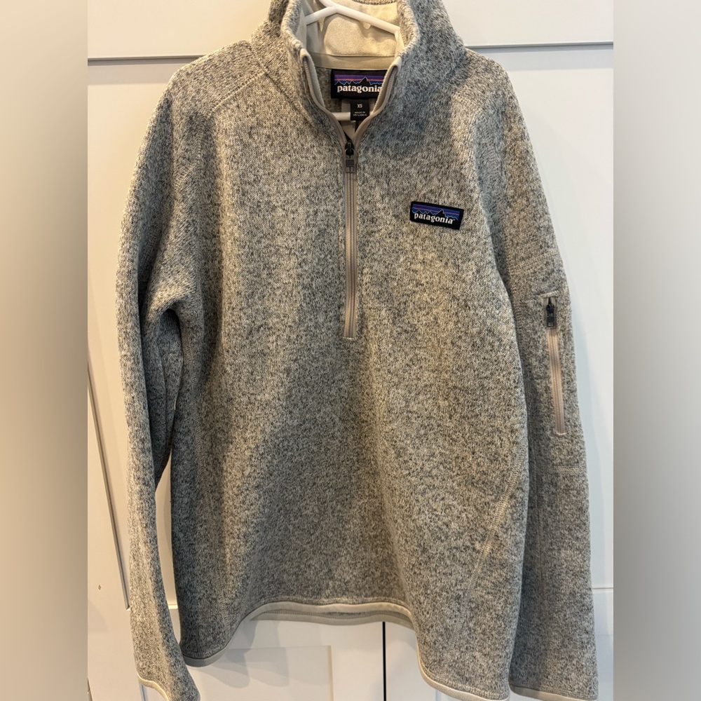 Patagonia women’s pullover XS heather tan/gray - excellent condition
